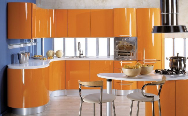 Кухня с оранжевыми радиусными фасадами