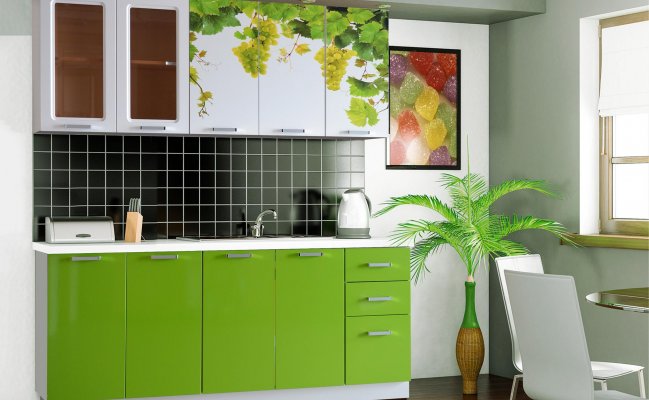 Маленькая узкая кухня с зелеными фасадами