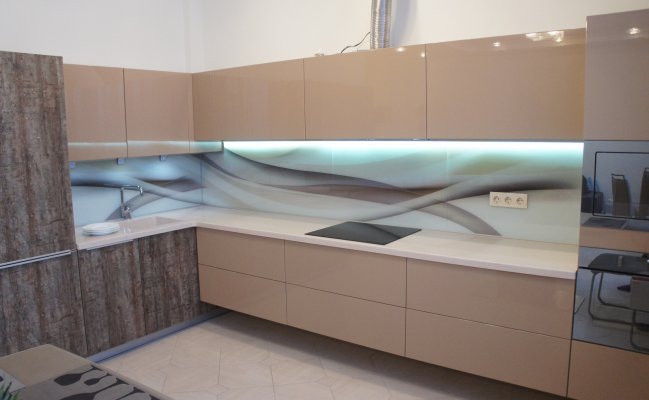 Угловая кухня с глянцевыми фасадами цвет капучино