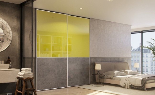 Гардеробная с серо-желтыми дверцами