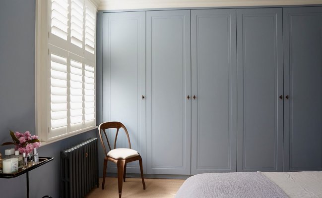 Серый встроенный шкаф