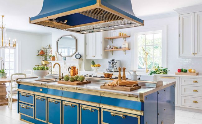 Кухня с большим многофункциональным островом