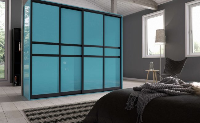 Шкаф-купе с бирюзовым стеклом на фасадах