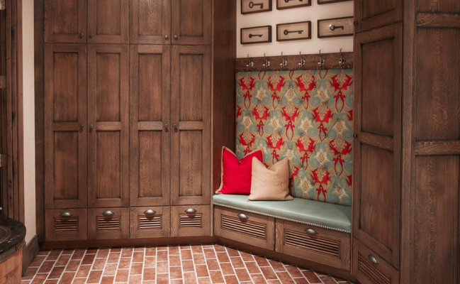 Большая прихожая в стиле кантри