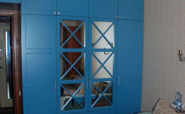 Встроенный шкаф в стиле кантри