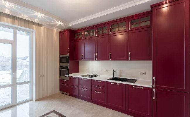 Прямая кухня в бордовом цвете