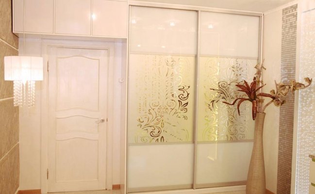 Встроенный шкаф-купе с зеркальными вставками