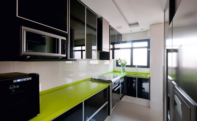 Небольшая кухня с акриловой столешницей и стеклянным фартуком