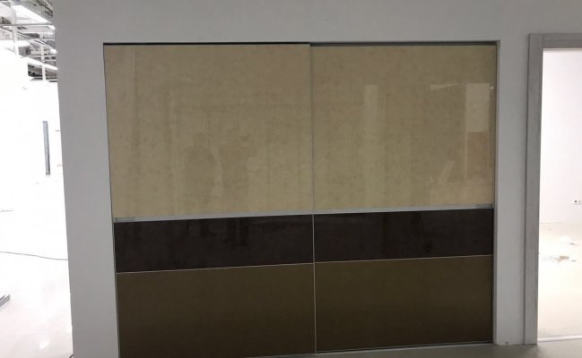 Глянцевый трехцветный шкаф-купе