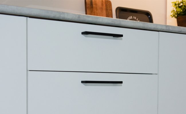 Прямая светлая кухня Лофт 