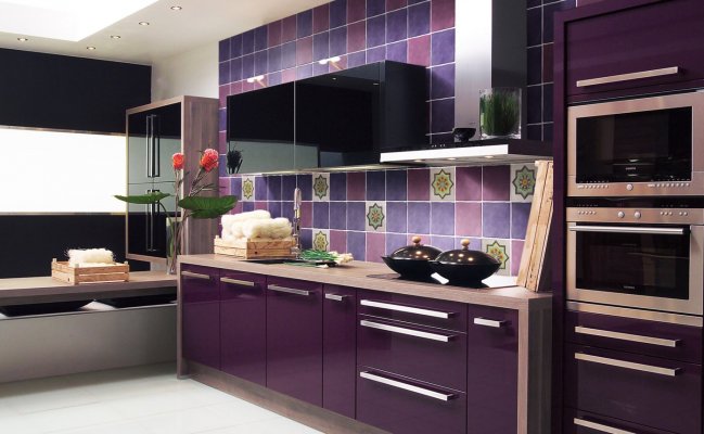 Прямая кухня с фиолетовыми фасадами и фартуком плиткой