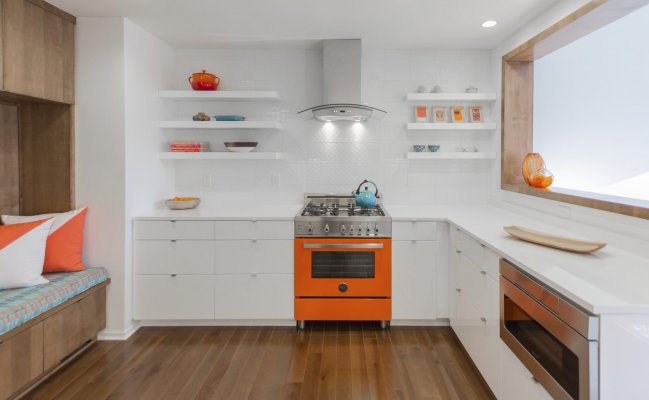 Кухня угловая с белыми фасадами и открытыми полками