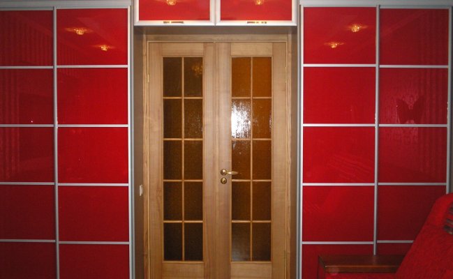 Встроенный красный шкаф-купе