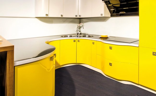 Небольшая кухня с желтыми радиусными фасадами