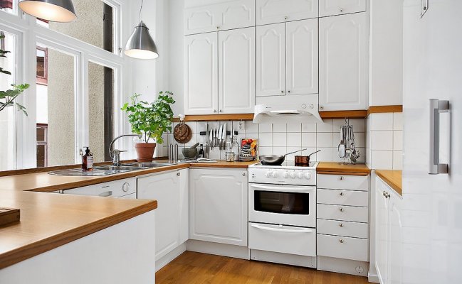 Кухня п-образная с белыми фасадами с фрезеровкой