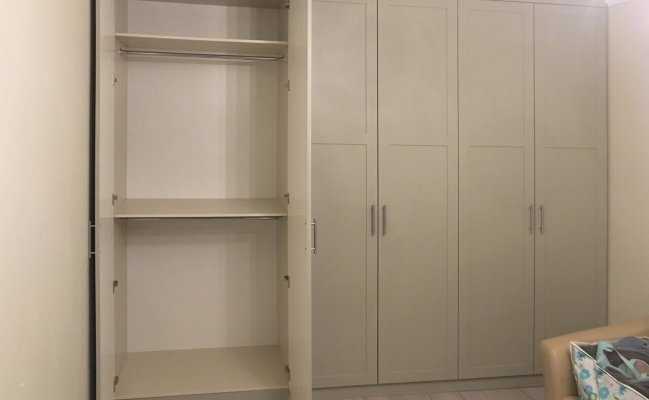 Классический распашной шкаф