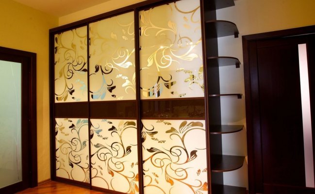 Шкаф-купе с боковыми полками 