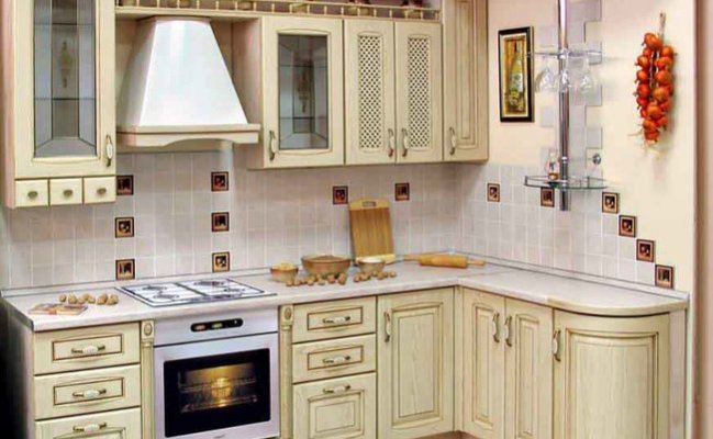 Светлая угловая кухня в стиле кантри