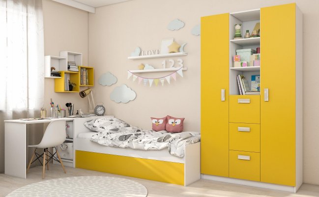 Небольшой распашной шкаф с полками для игрушек