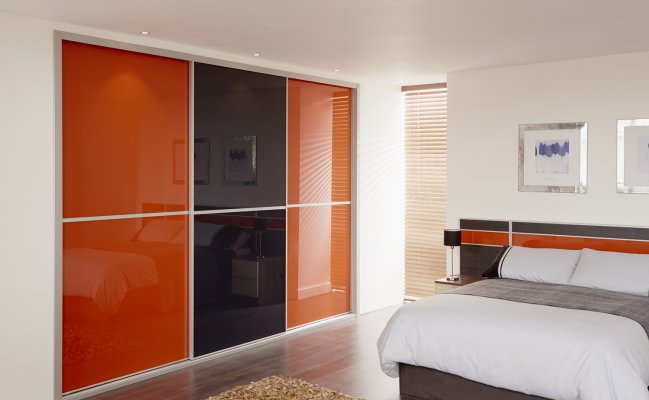 Встроенный трехстворчатый шкаф