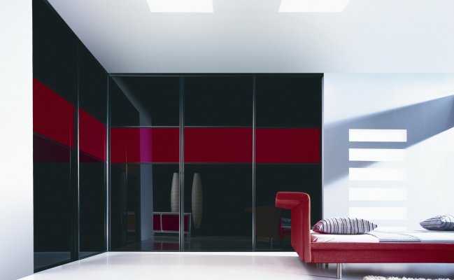 Шкаф черный с бордовой полосой