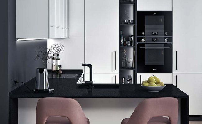 Угловая кухня белого цвета с барной стойкой 