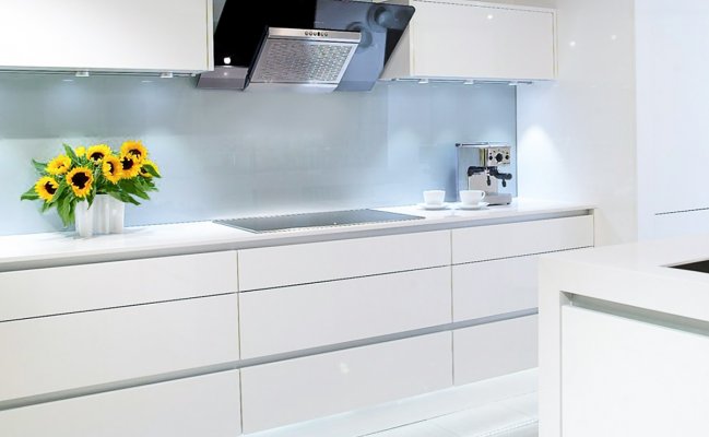 Навесная кухня с белыми фасадами и островом