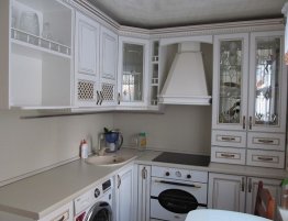 Купить Классическая кухня белого цвета с патиной в каталоге Ваниль