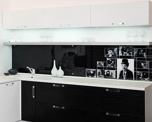 Черно-белая угловая кухня хай-тек с фотопечатью