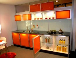 Купить Небольшая кухня с оранжевыми стеклянными фасадами в каталоге Акриловые