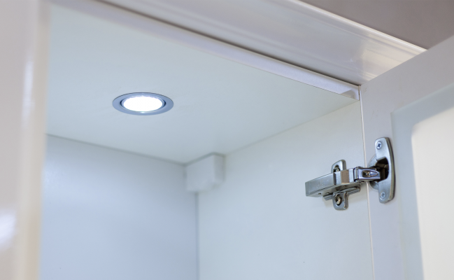 Уловая кухня в стиле лофт с встроенным шкафом для холодильника