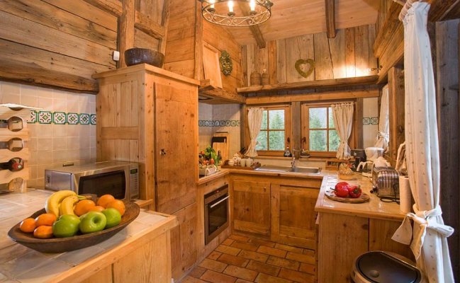 Небольшая кухня в стиле шале