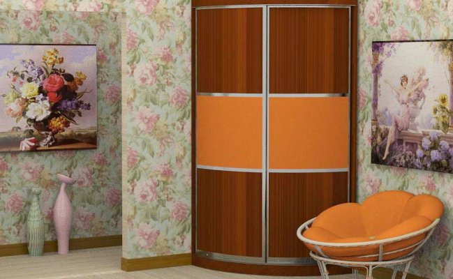 Небольшой шкаф с оранжевой полосой