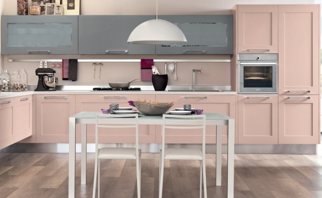 Угловая кухня в розовом и графитовом цветах