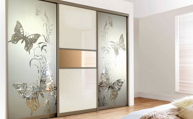 Встроенный шкаф с пескоструйным рисунком