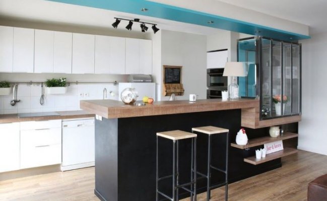 Белая кухня в стиле хай-тек с большой черной барной стойкой