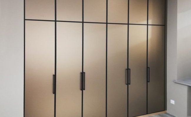 Встроенный шкаф с распашными дверцами цвет капучино