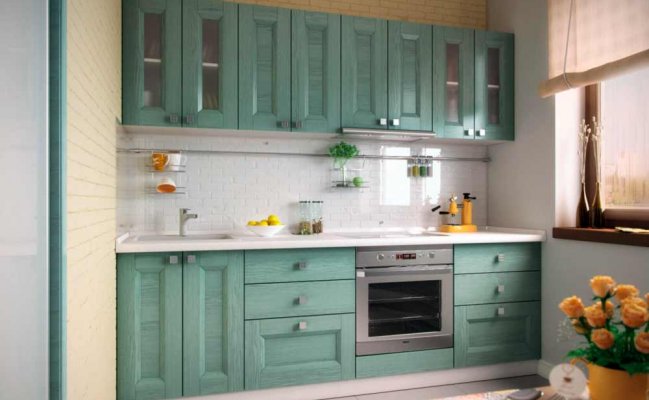 Классическая кухня в зеленом цвете с фартуком из стекла