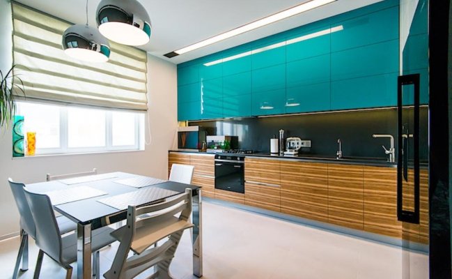 Прямая кухня с глянцевыми фасадами