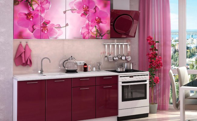 Небольшая прямая кухня с фотопечатью на фасадах