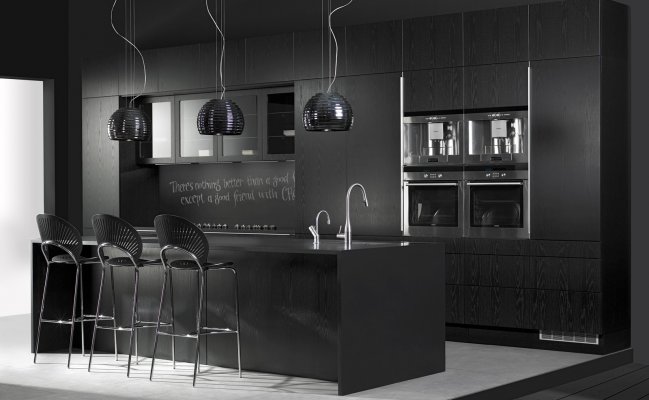 Прямая кухня с грифельной доской вместо фартука