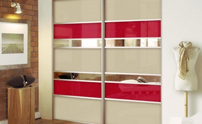 Встроенный шкаф-купе с полосами на фасаде