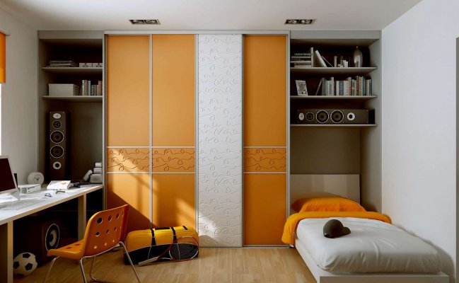 Встроенный шкаф в небольшой комнате