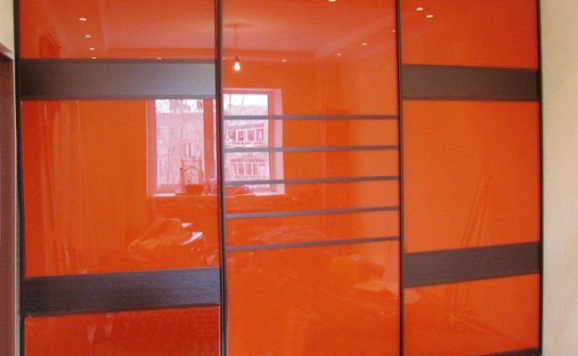 Встроенный шкаф-купе с оранжевым стеклом