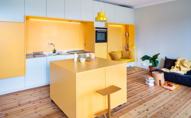 Высокая кухня в стиле минимализм с желто-белыми фасадами