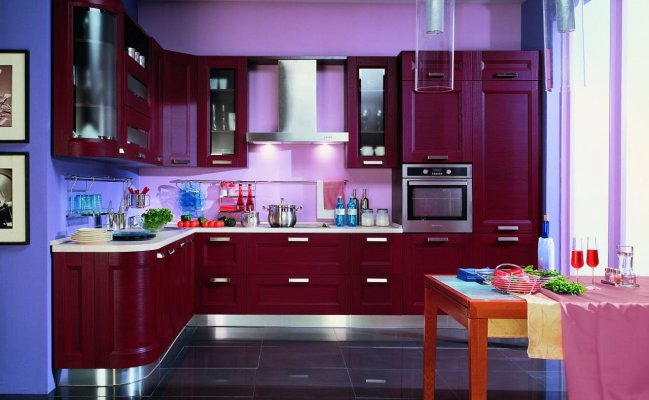 Угловая кухня с фасадами с фрезеровкой