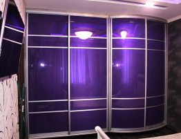 Купить Фиолетовый радиусный шкаф-купе в каталоге В коридор