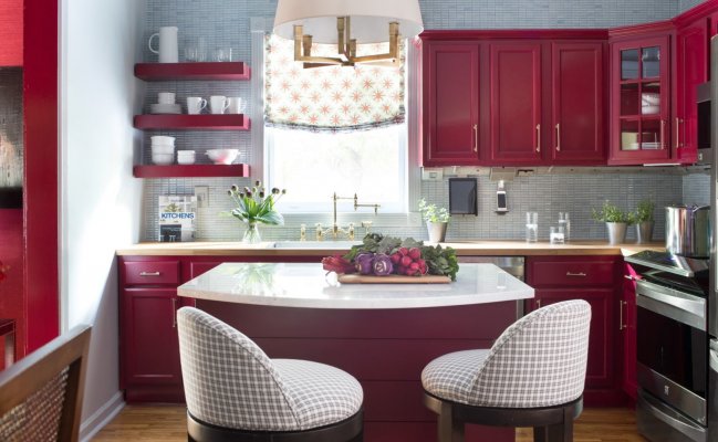 Классическая кухня в красном цвете с островом