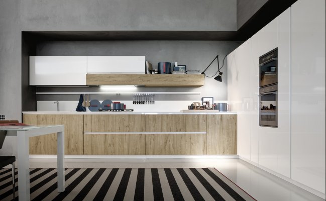 Угловая кухня с навесными шкафами и фасадами дерево