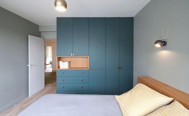 Распашной шкаф матового синего цвета